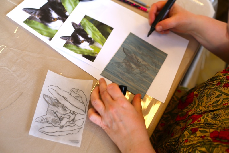 Przenoszenie szkicu kota na niebieską matrycę do linorytu